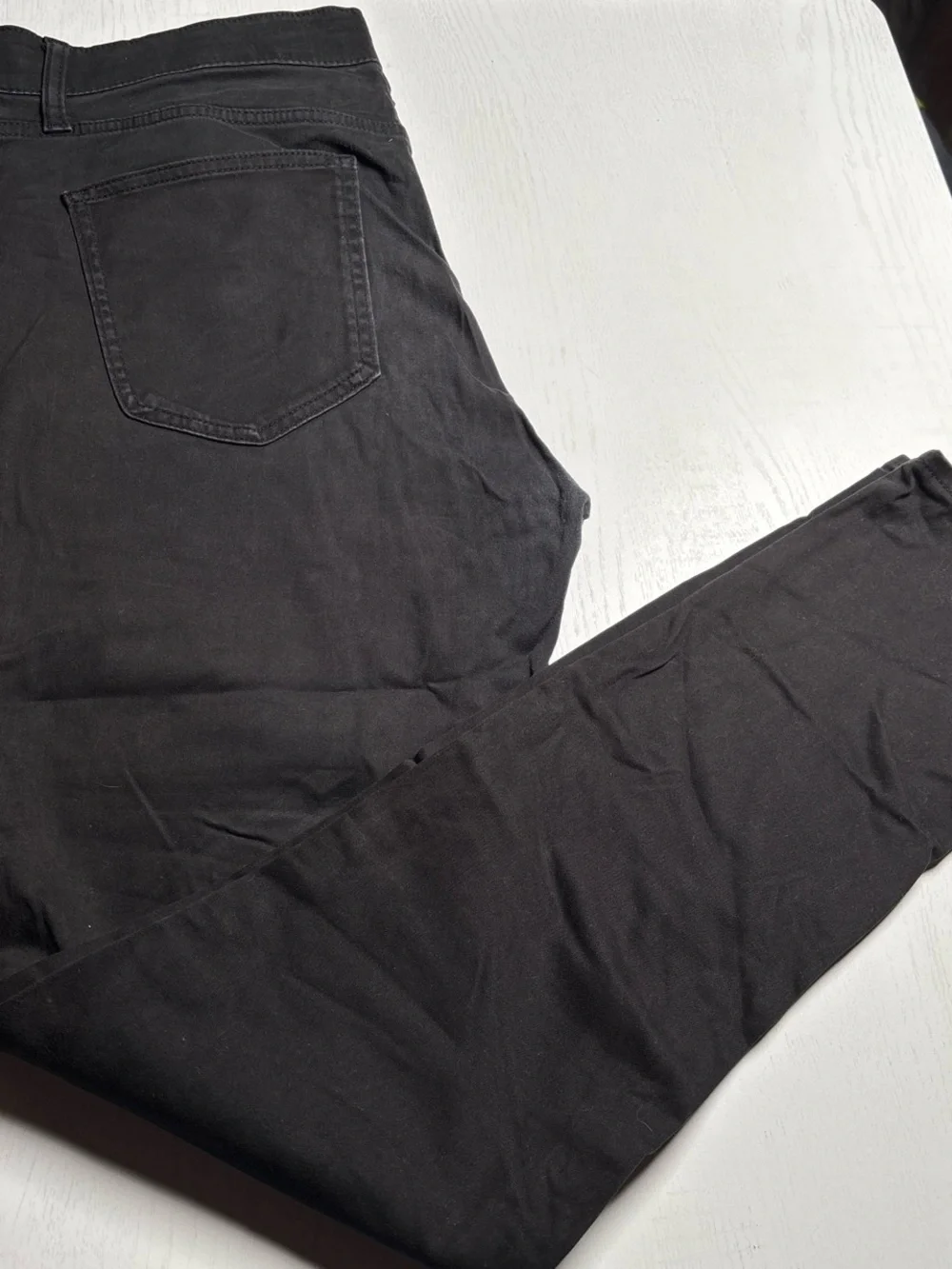 Uniqlo Men's Slim Straight Jeans in Dark Brown-Black